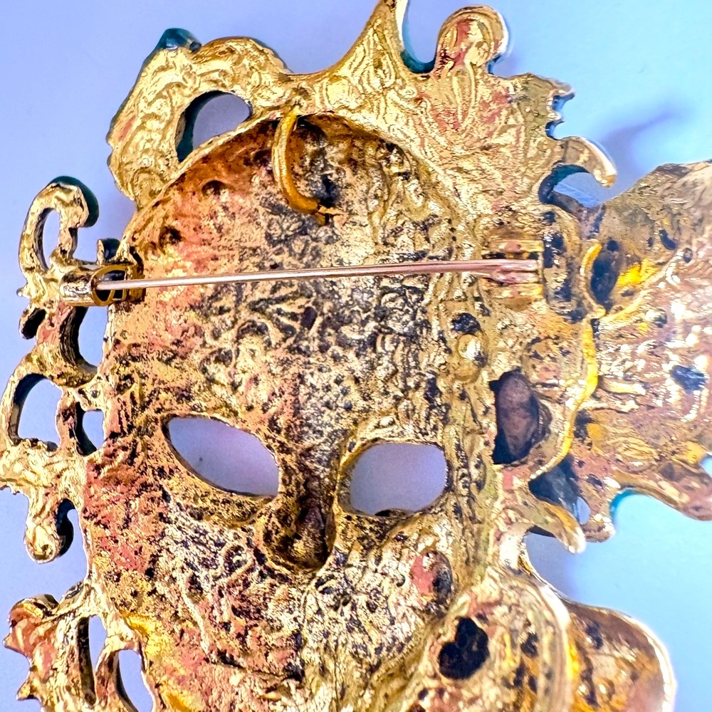 Vintage inspired enameled green and Gold tone masquerade Brooch pendant - Picture 3 of 7